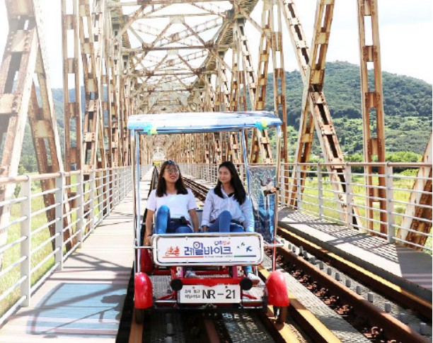 【愛上釜山】兩晚五星．鐵道自行車．山莓酒窖．海上纜車．豪華自助餐．SPA LAND．樂天百貨５日